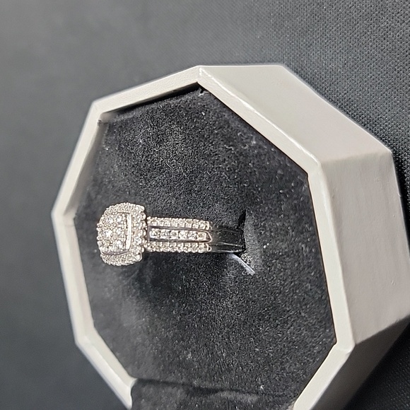 silver ring with small diamonds - Picture 8 of 11